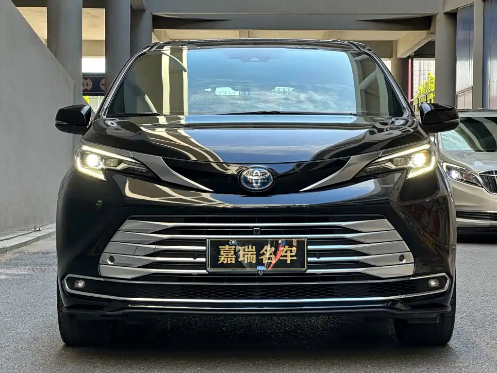 Toyota Sienna — фото 2