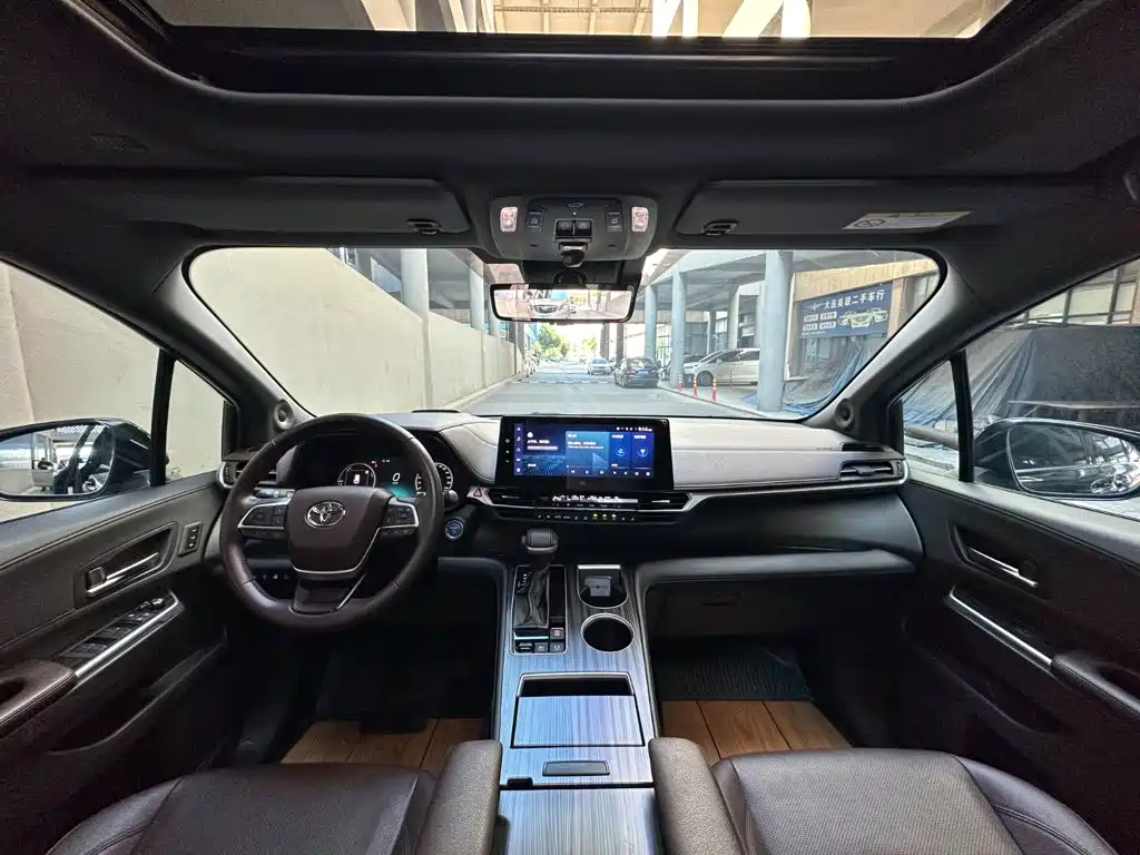 Toyota Sienna — фото 11