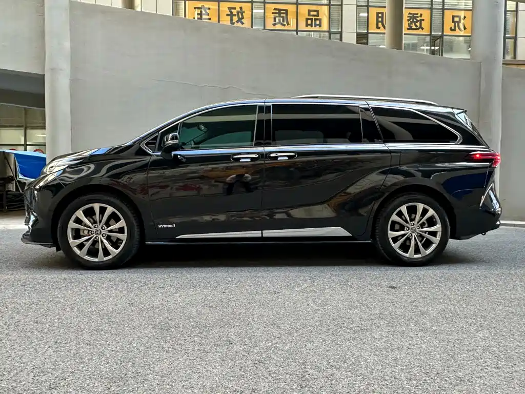 Toyota Sienna — фото 3