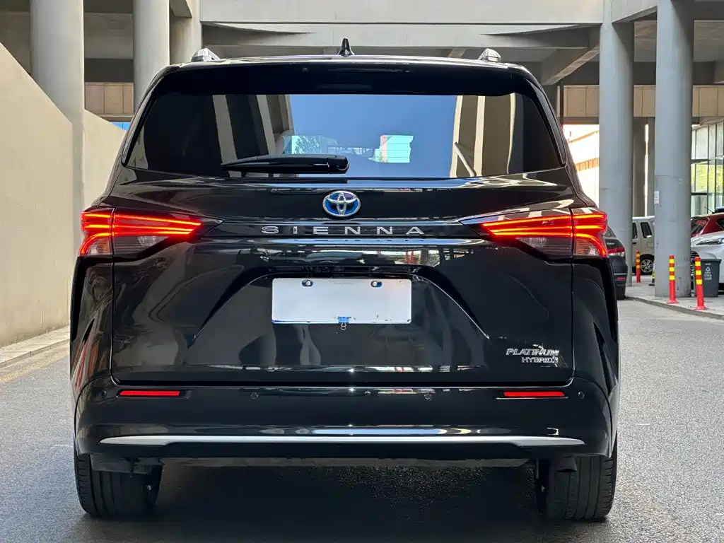 Toyota Sienna — фото 4