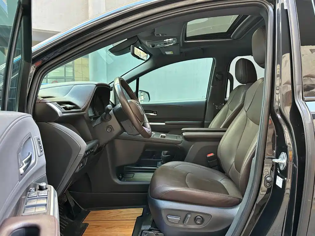 Toyota Sienna — фото 9