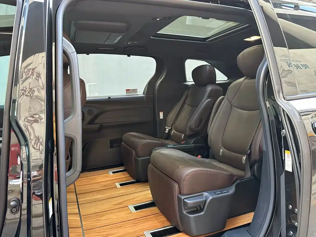 Toyota Sienna — фото 10