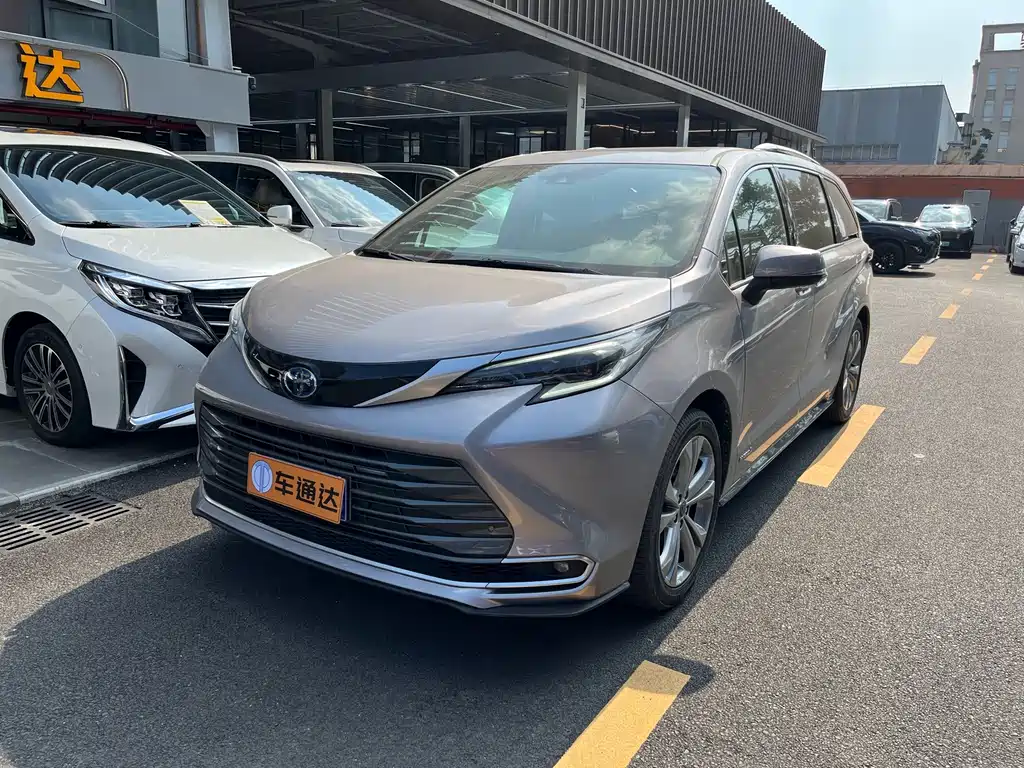 Toyota Sienna — фото 2