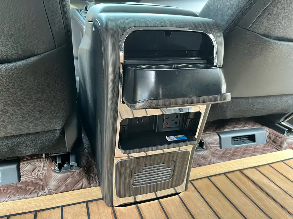 Toyota Sienna — фото 11