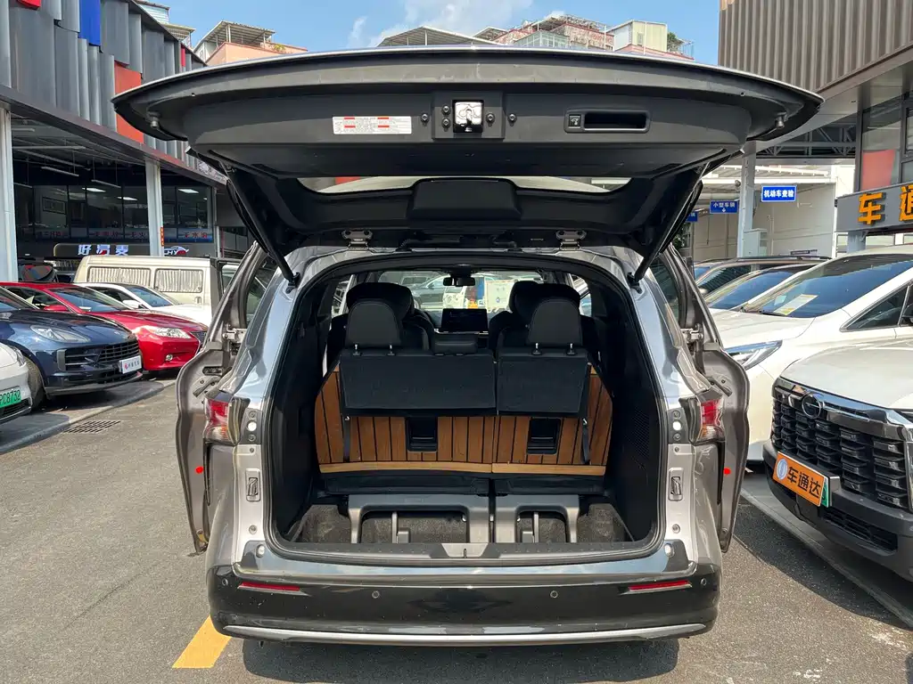 Toyota Sienna — фото 19