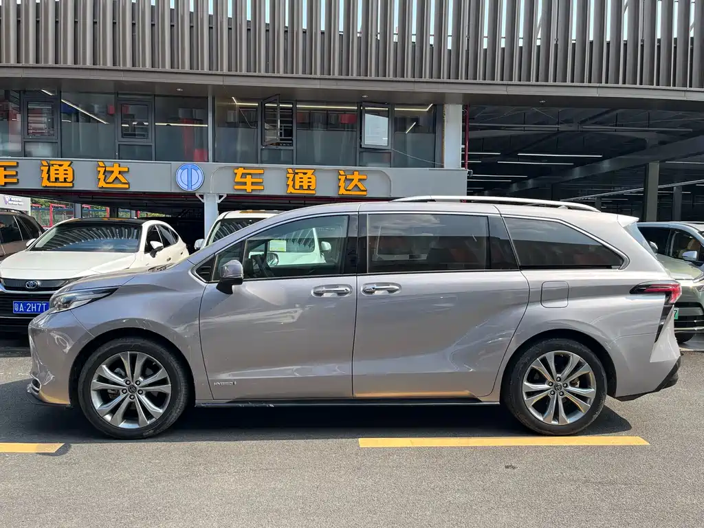 Toyota Sienna — фото 3