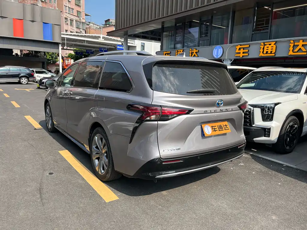 Toyota Sienna — фото 4