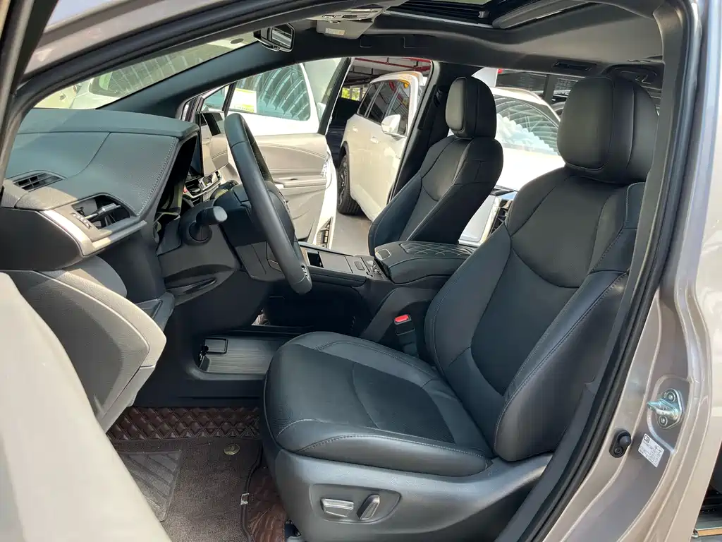 Toyota Sienna — фото 9