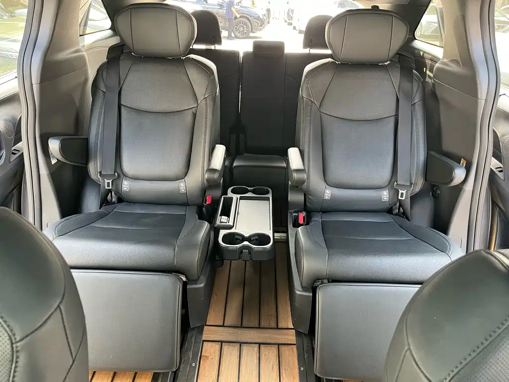 Toyota Sienna — фото 10