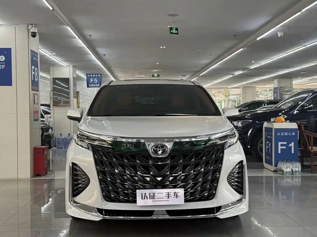 Toyota Granvia — фото 2