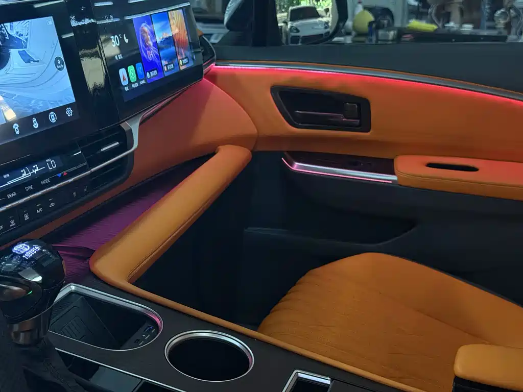 Toyota Granvia — фото 17