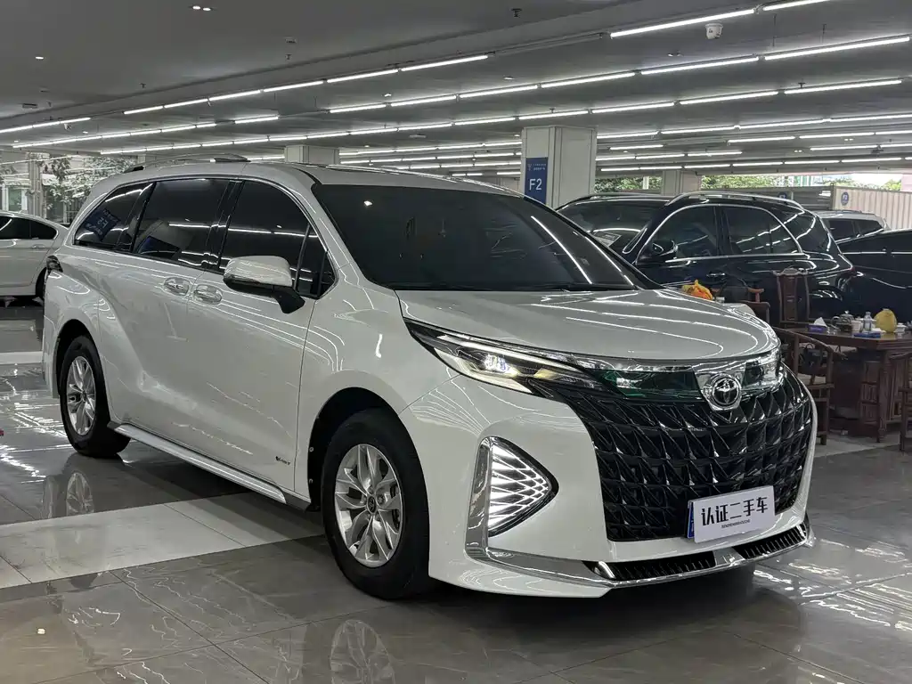 Toyota Granvia — фото 3