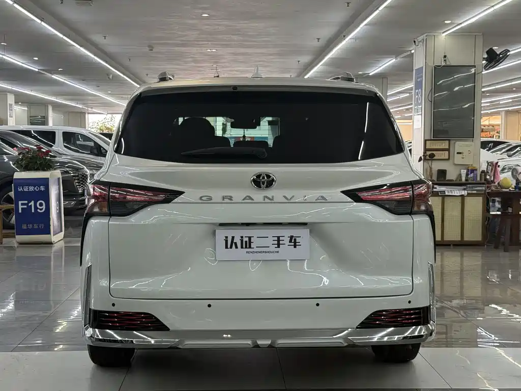 Toyota Granvia — фото 21