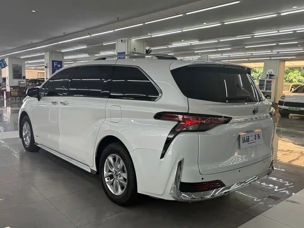 Toyota Granvia — фото 23