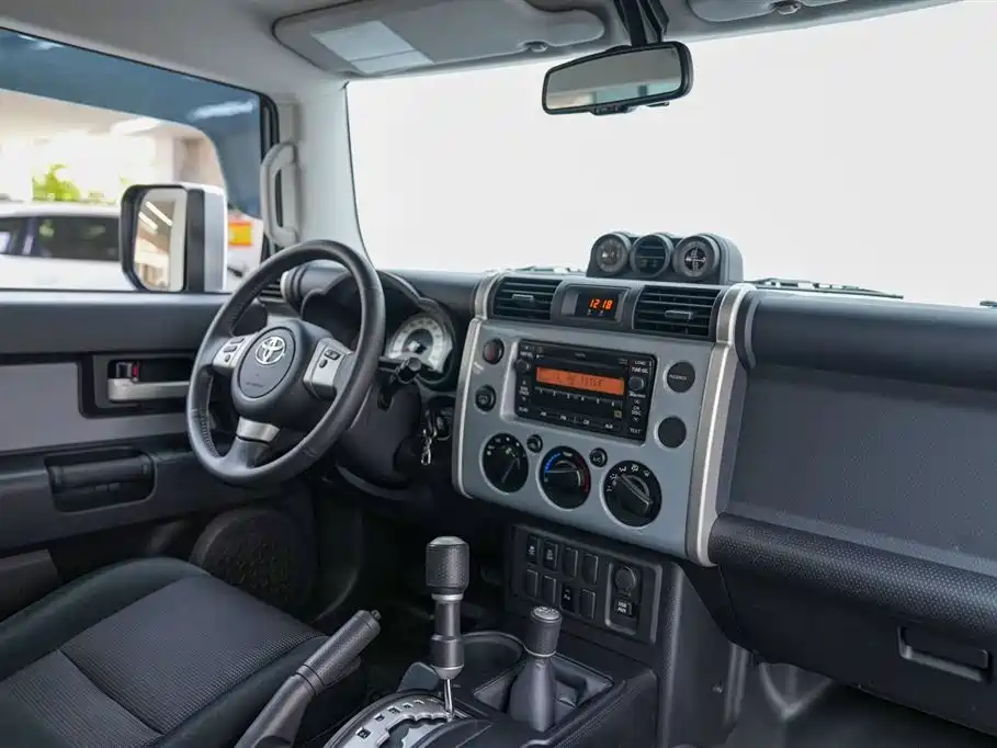 Toyota FJ Cruiser — фото 8