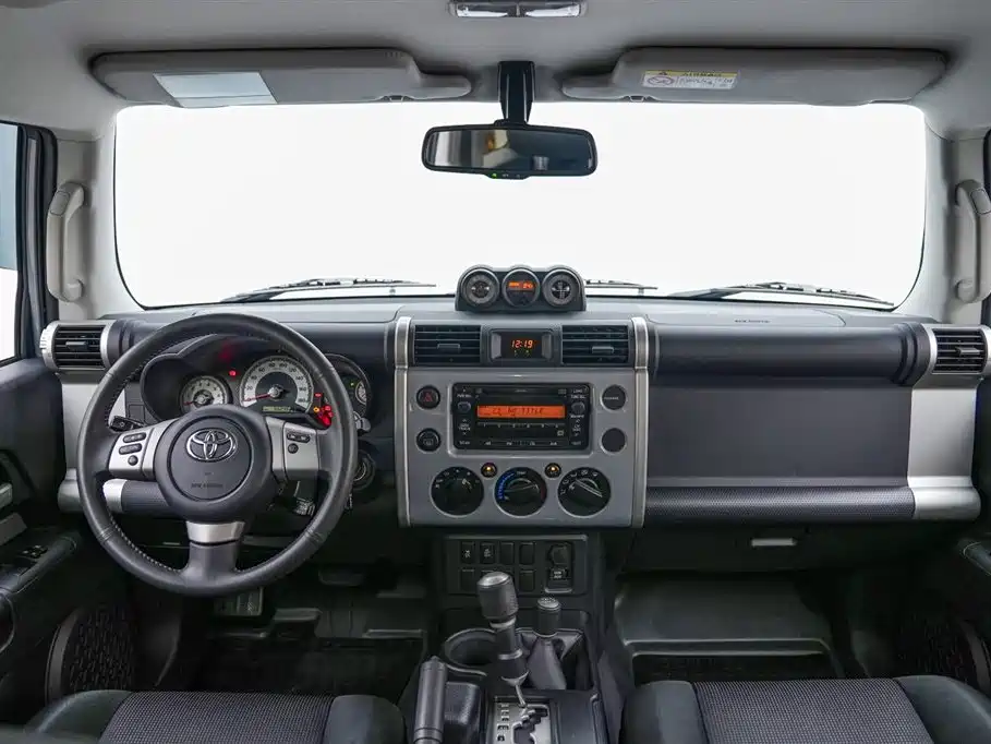 Toyota FJ Cruiser — фото 9