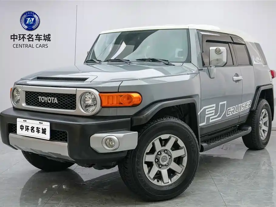 Toyota FJ Cruiser — фото 1