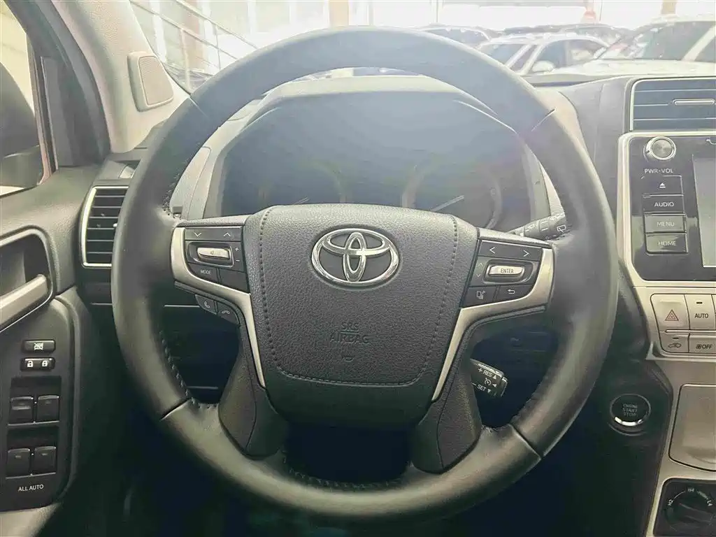 Toyota Prado — фото 15