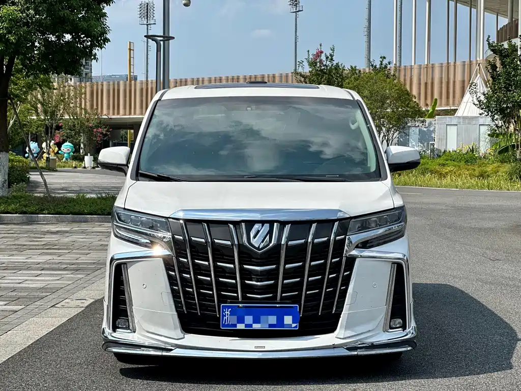 Toyota Alphard — фото 2
