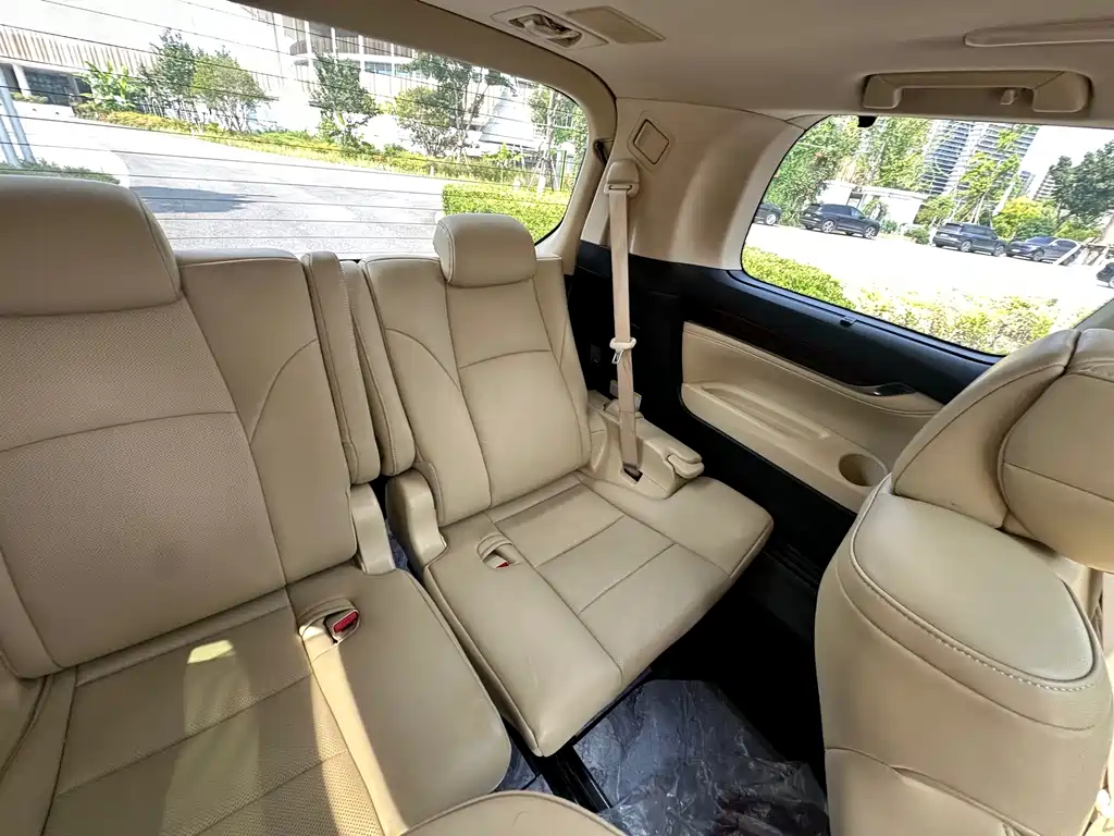 Toyota Alphard — фото 11