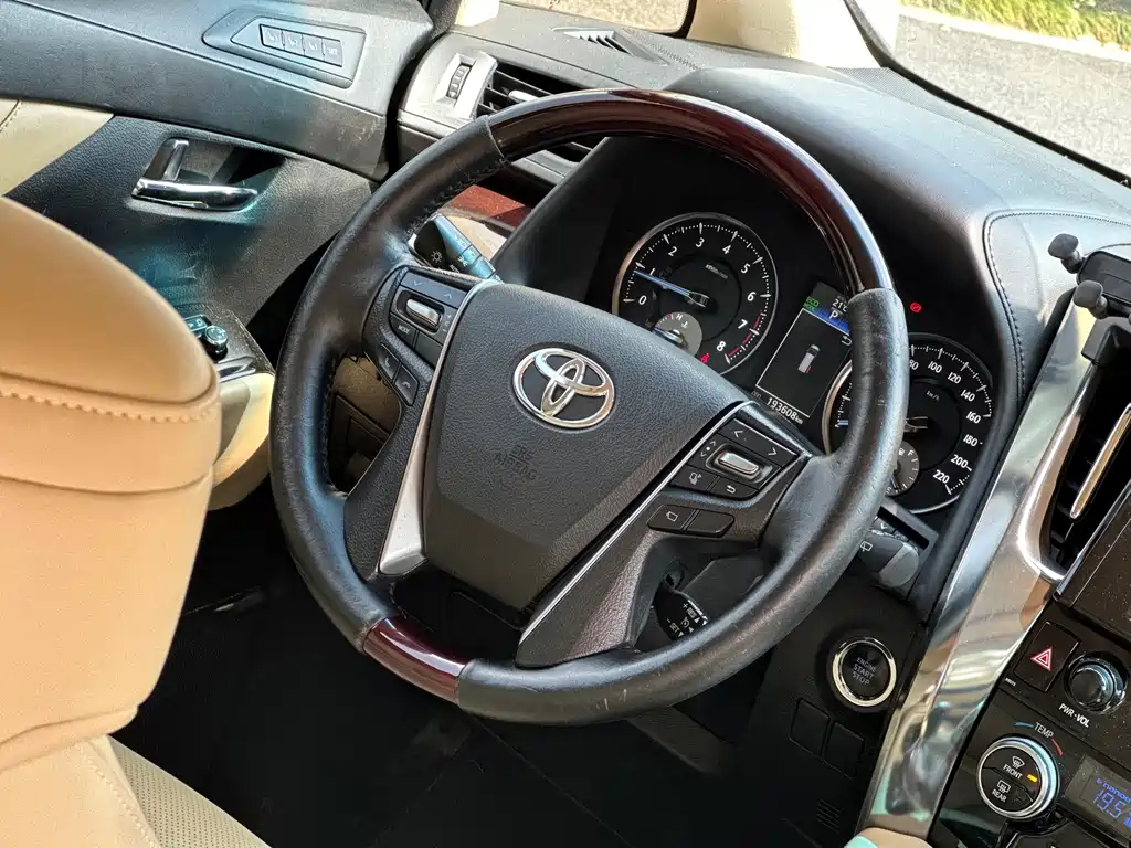 Toyota Alphard — фото 14