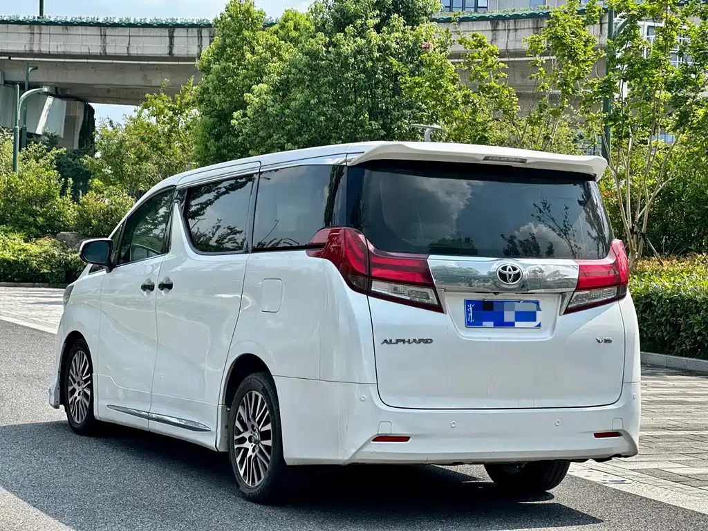 Toyota Alphard — фото 4