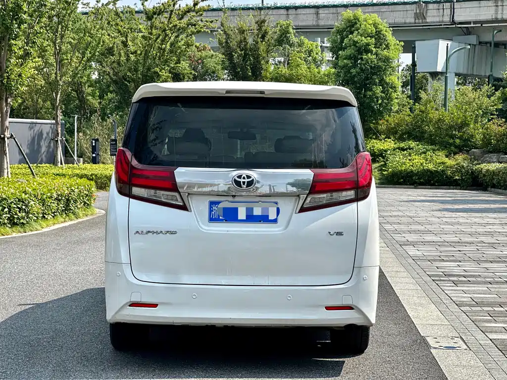 Toyota Alphard — фото 5