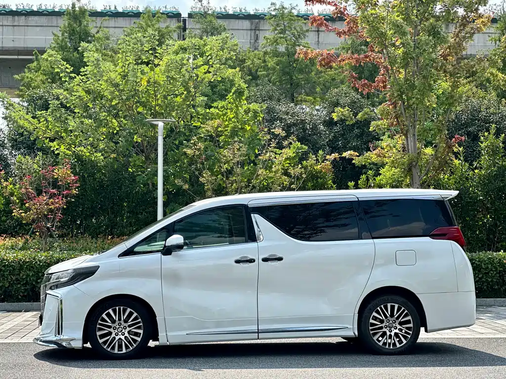 Toyota Alphard — фото 7