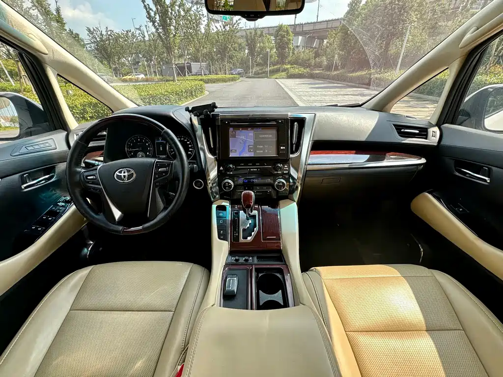 Toyota Alphard — фото 8