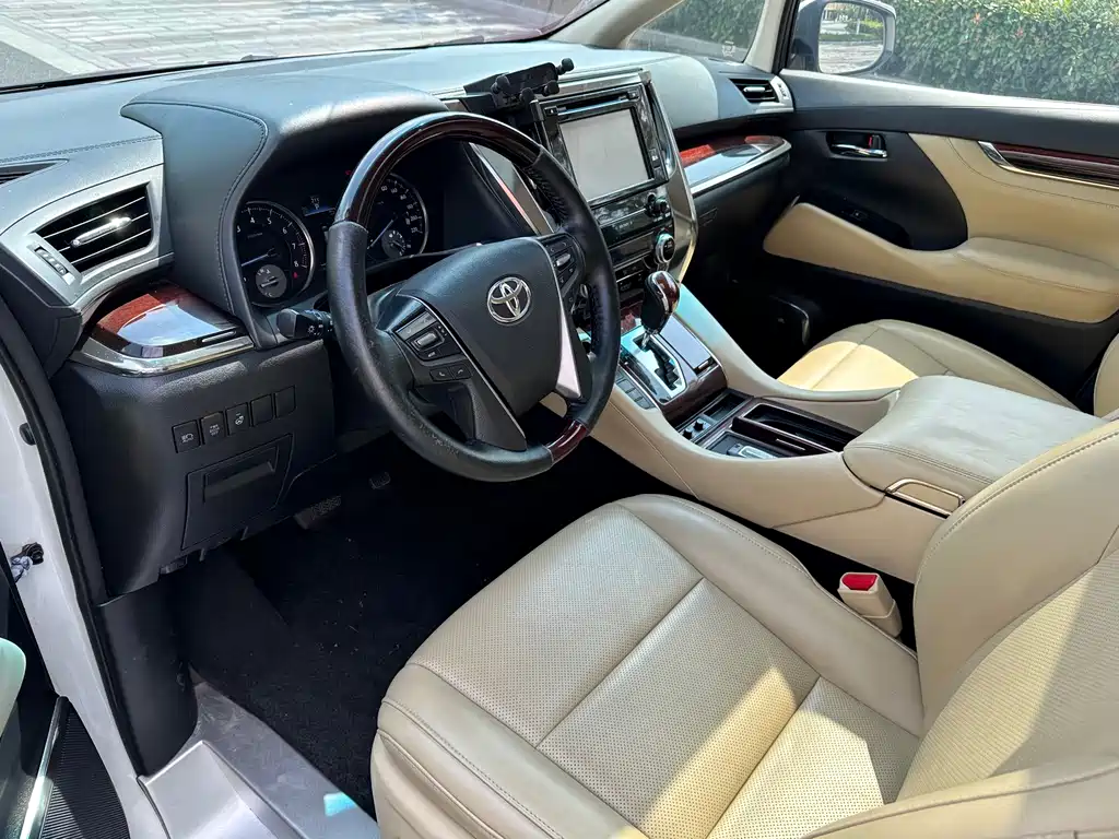 Toyota Alphard — фото 9
