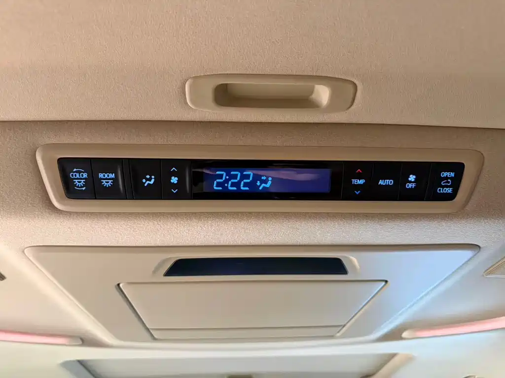 Toyota Alphard — фото 11