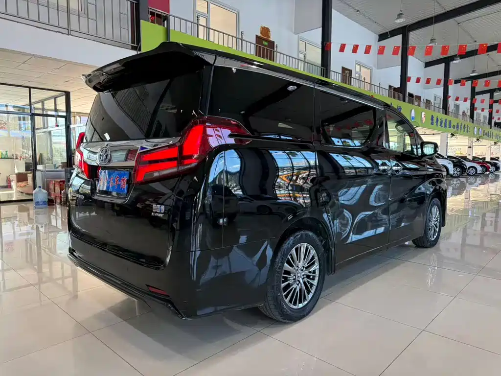 Toyota Alphard — фото 8
