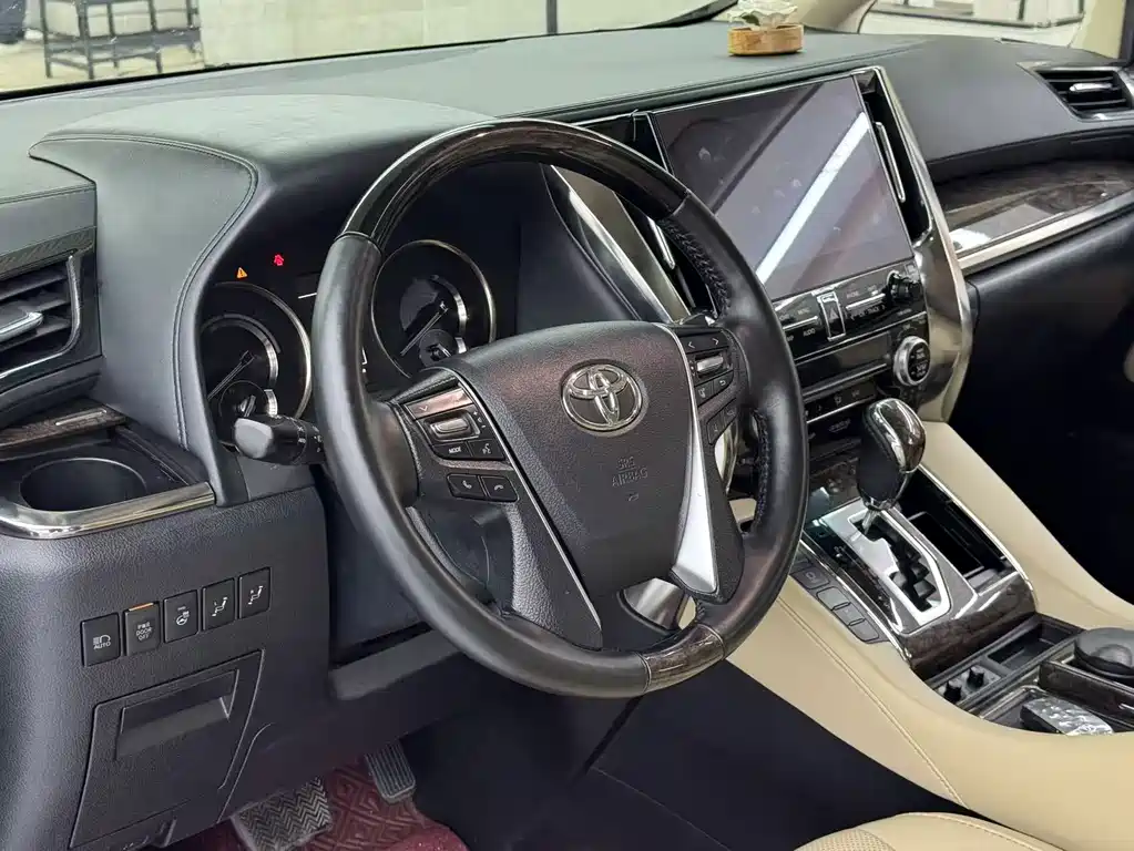 Toyota Vellfire — фото 3