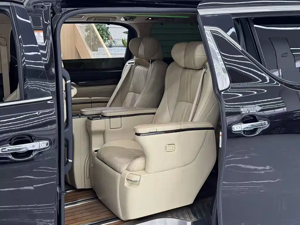 Toyota Vellfire — фото 4