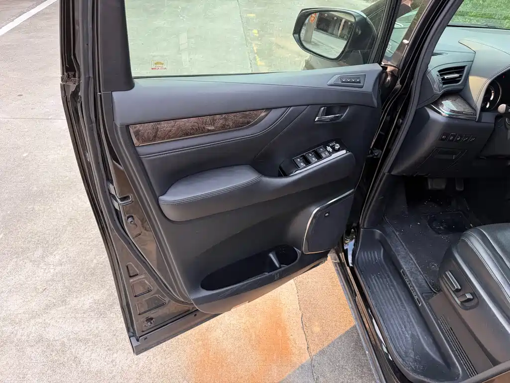 Toyota Vellfire — фото 8