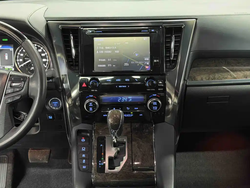 Toyota Alphard — фото 11