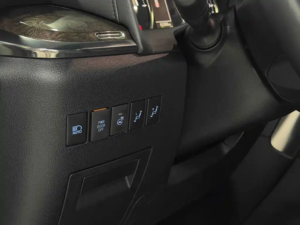 Toyota Alphard — фото 19