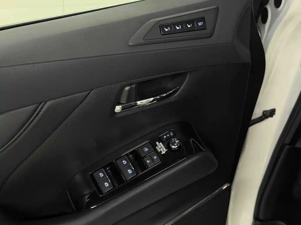 Toyota Alphard — фото 20