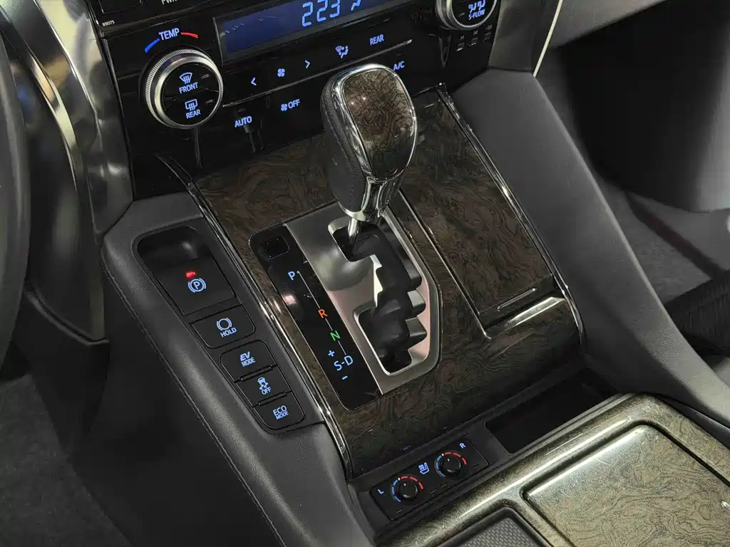 Toyota Alphard — фото 22