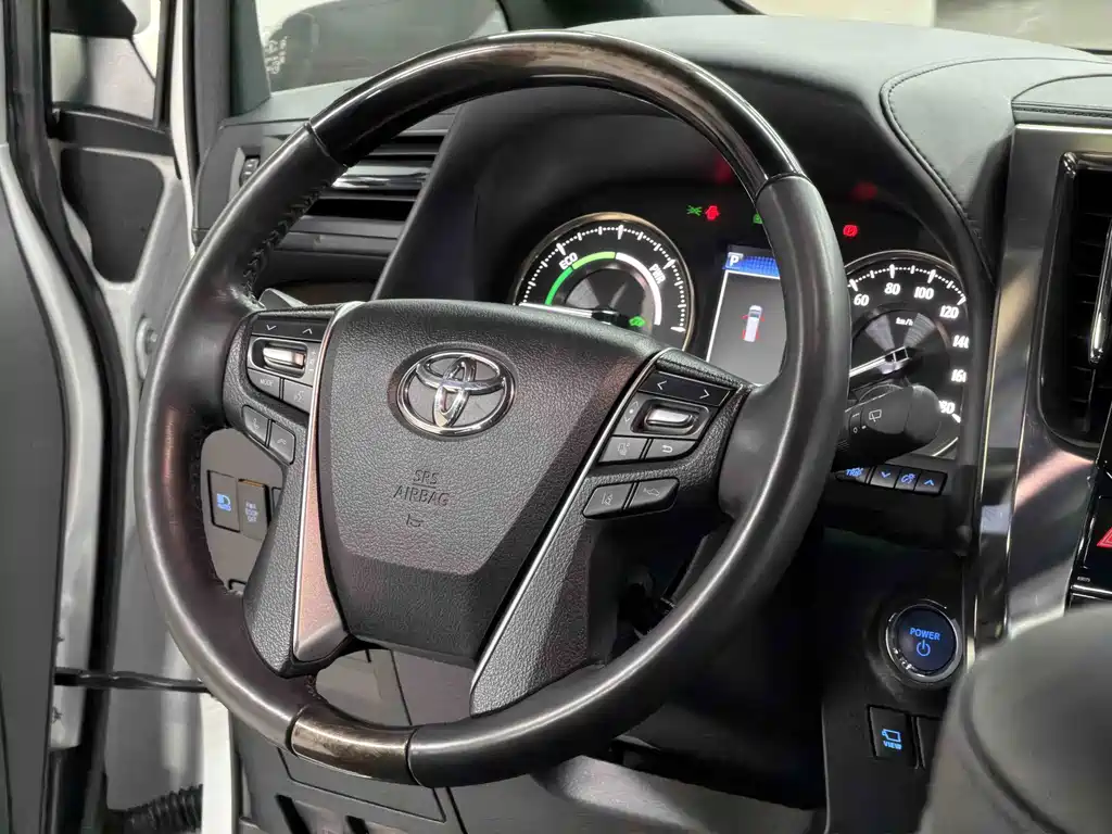 Toyota Alphard — фото 25