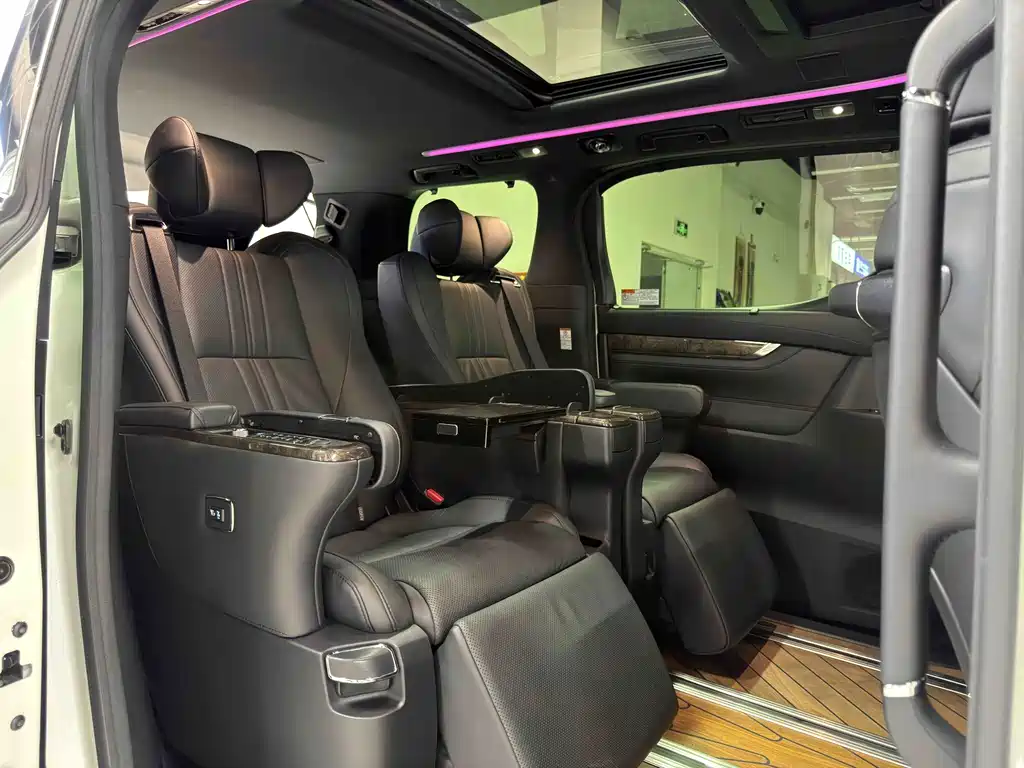 Toyota Alphard — фото 27