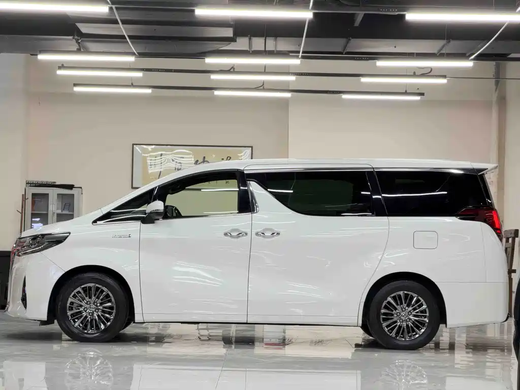 Toyota Alphard — фото 4