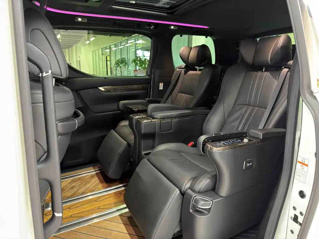 Toyota Alphard — фото 9