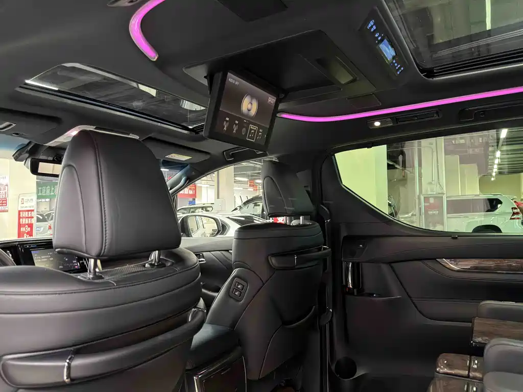 Toyota Alphard — фото 10