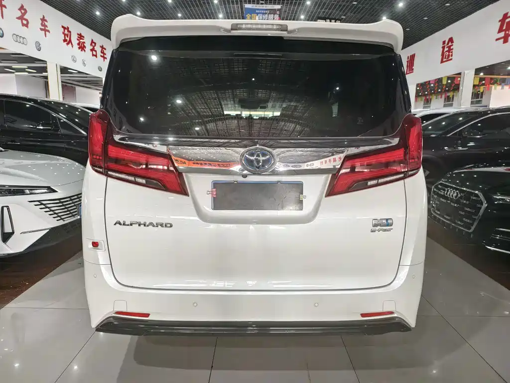 Toyota Alphard — фото 4