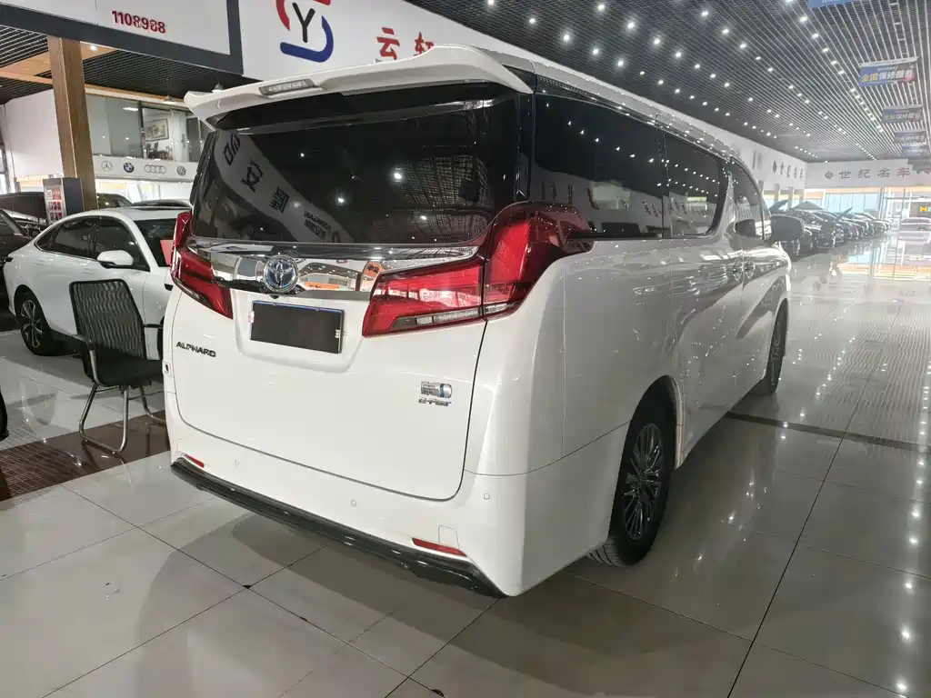 Toyota Alphard — фото 5