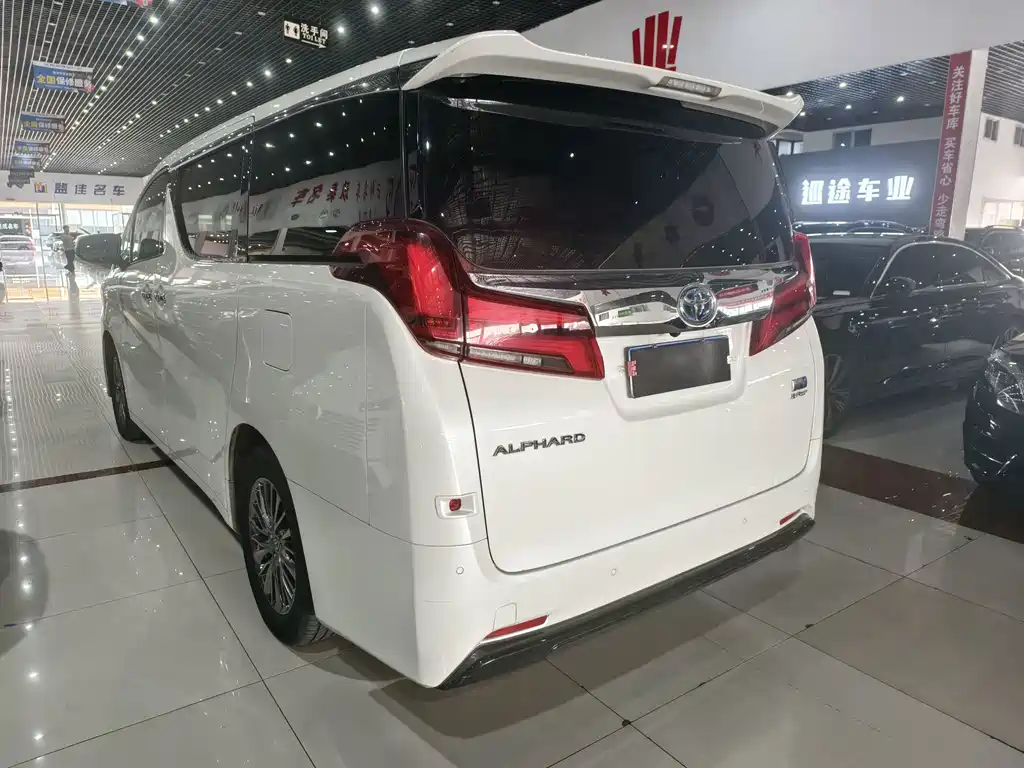 Toyota Alphard — фото 6