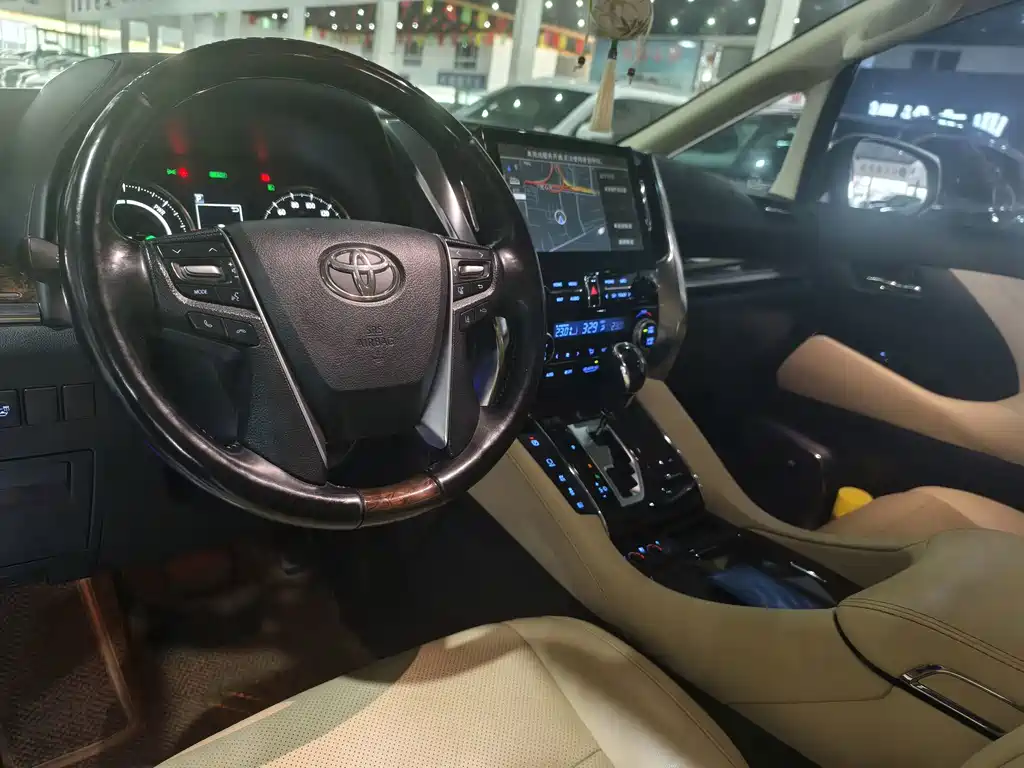 Toyota Alphard — фото 7