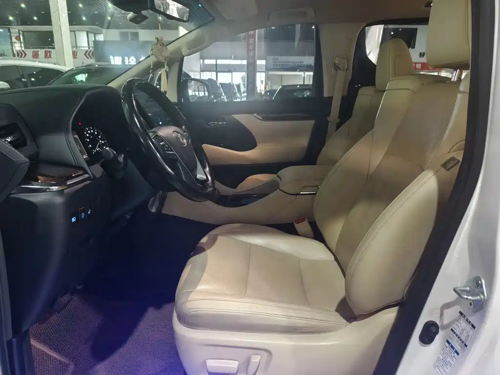 Toyota Alphard — фото 8