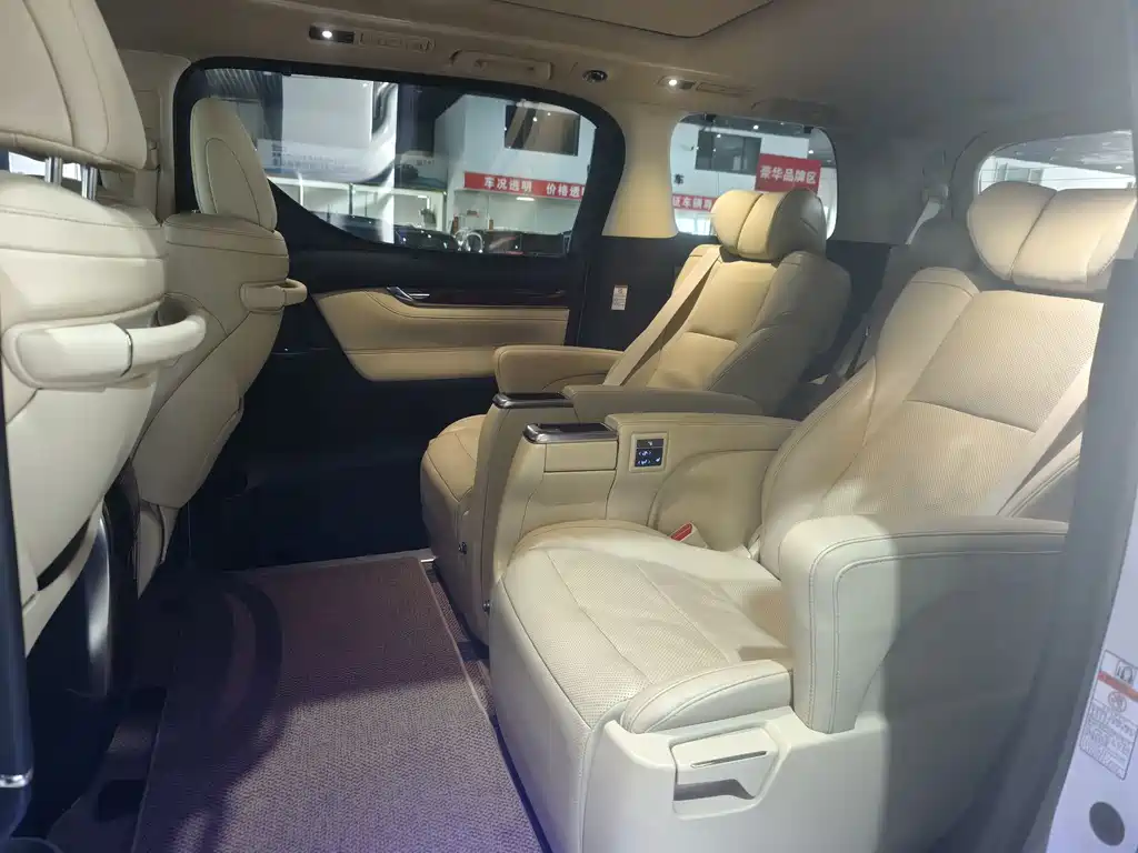 Toyota Alphard — фото 9